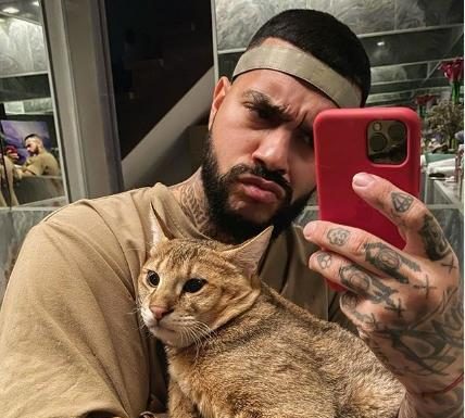 СМИ: Тимати отдыхает в Греции с неизвестной блондинкой