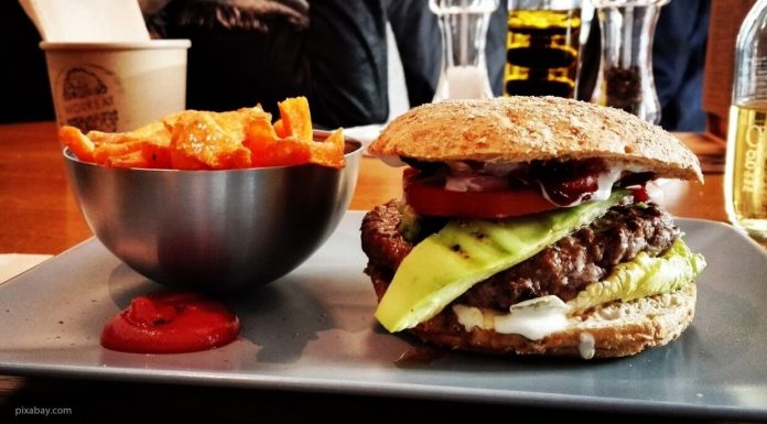 Фитнес-гуру рассказал, как худеть на фаст-фуде