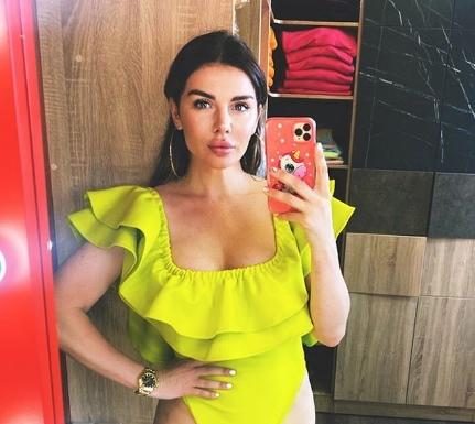 Седокова позировала в бассейне в колготках и драгоценностях