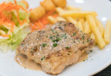 Нежные куриные грудки в сливочном соусе: технология и подача