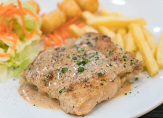 Нежные куриные грудки в сливочном соусе: технология и подача