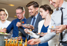 Праздничный кейтеринг в офис: стильно и вкусно – почему стоит воспользоваться