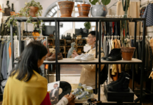 Напольная стойка для одежды и её роль в торговом пространстве