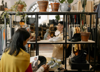 Напольная стойка для одежды и её роль в торговом пространстве